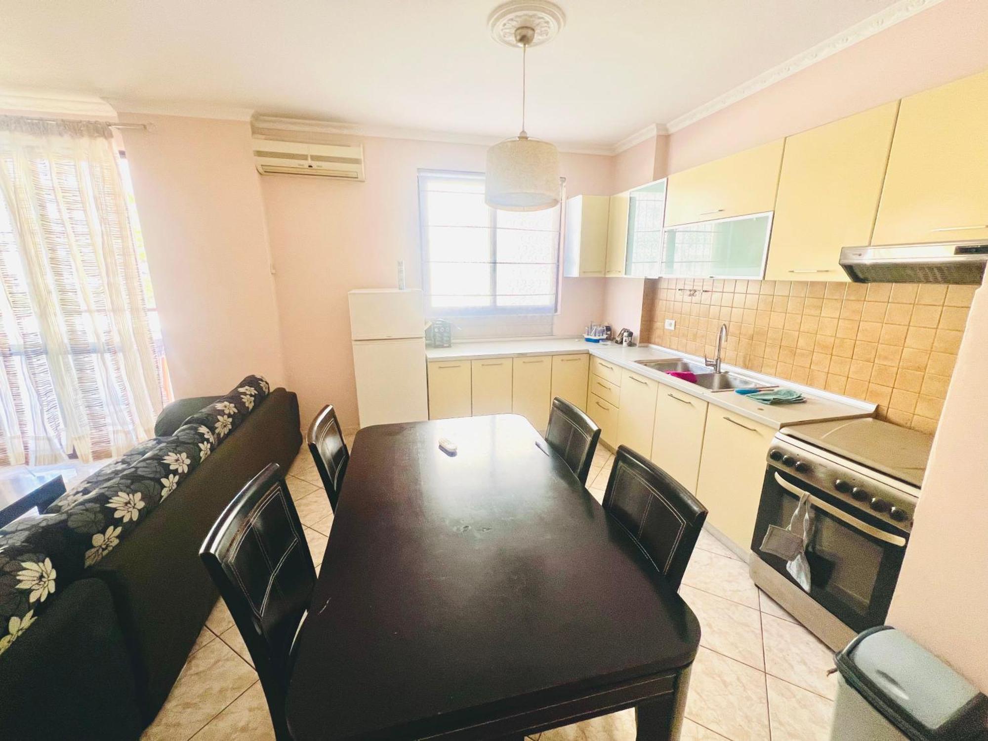 Lovely 3-Bedroom Rental Unit In Драч Екстериор снимка